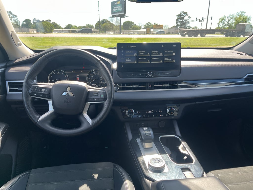 2025 Mitsubishi Outlander Base