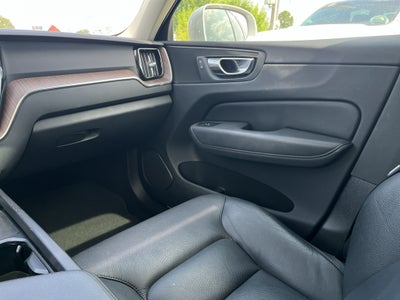 2022 Volvo XC60 B5 Momentum