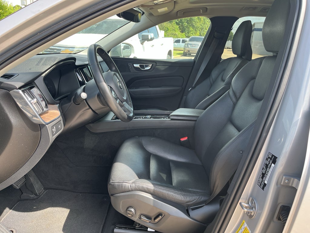 2022 Volvo XC60 B5 Momentum
